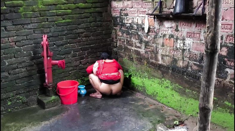 SAFI-SEXY: Aku ngeliat tante seksiku masuk ke kamar mandi untuk ngocok...