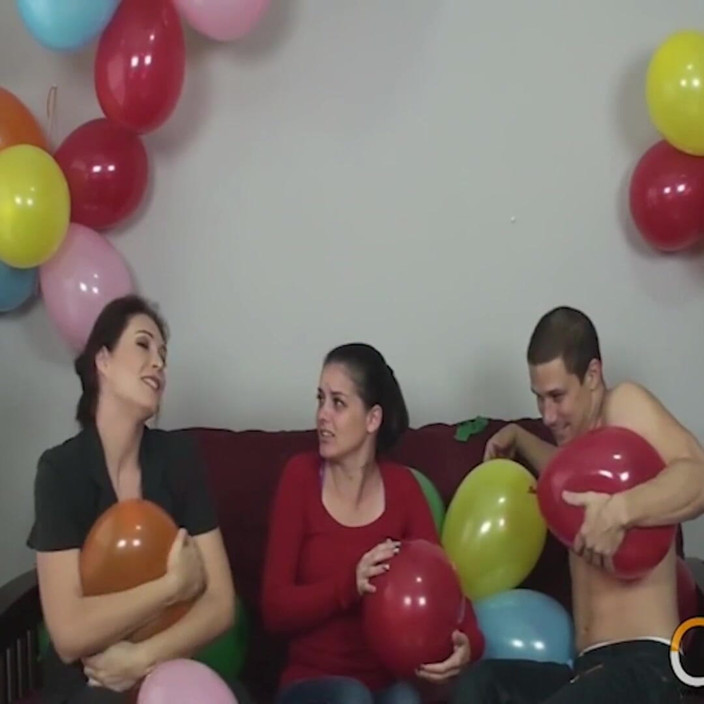 Чарли Чэйз: Charlee Chase обожает сносить воздушные шары!