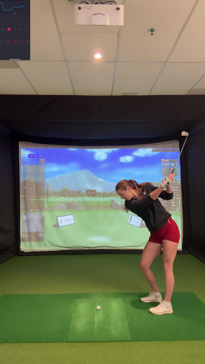 Nadia Foxx: Tratando de golf en un simulador con mi exuberante adentro! ¡Tratando...