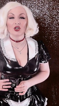 Fumar fetiche: video sexy en solo de milf rubia malcriada Arya Grander Glaminatrix de cerca de labios rojos