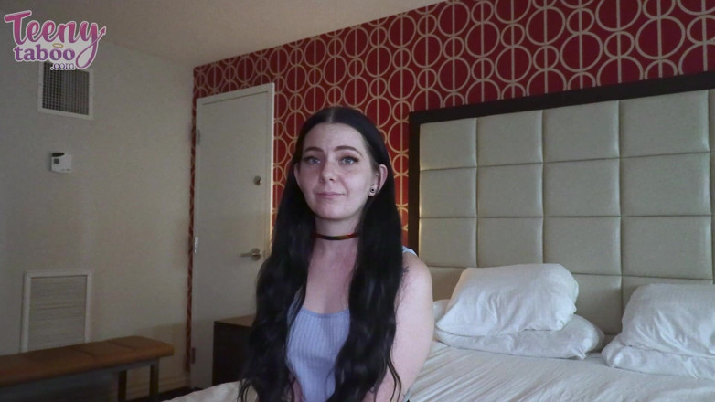 Teenytaboo: Lily, vendeuse, se fait sodomiser