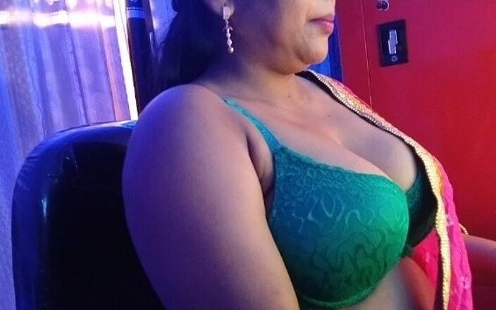 HotGirl21: Žhavá sexy desi dívka online sexy předvádí svá krásná prsa...