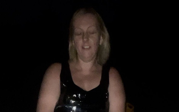 Mucky Bunny: Une MILF sur un banc en plein air avec une...