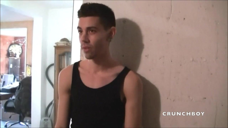 Crunch Boy: Французских твинок Seyx использует любопытный паренек Striaght Scally