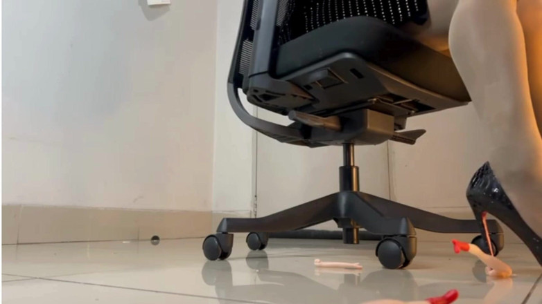 Maeling: Tânără tânără minionă zdrobită și stomped la serviciu - Ignorant Giant