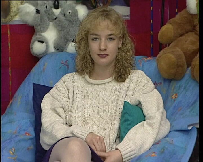 YOUR FIRST PORN: Gabi se masturbe avec un gode