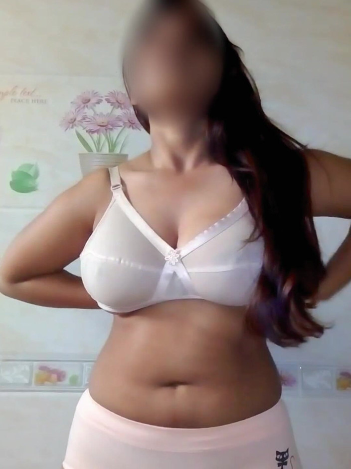 clubrealr: Chica india tetona cambiando vestido para marido