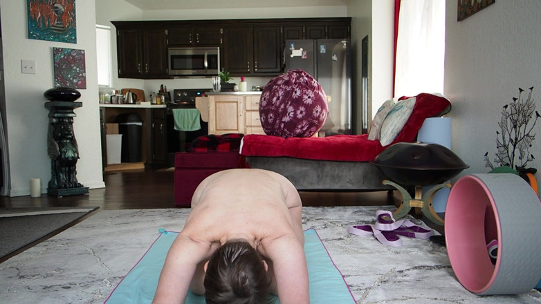 Aurora Willows: svamini aurora Willow bistar par nagn yog karti hai