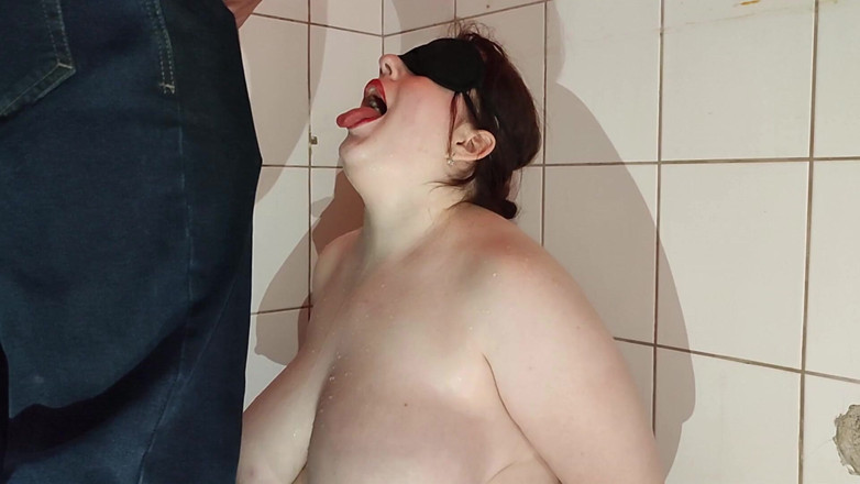 Bella Subslut: Umumi tuvalet kölesi kız seks kulübünde kullanılıyor
