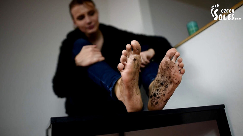 Czech Soles - foot fetish content: Sofie的脚因赤脚行走而太脏了