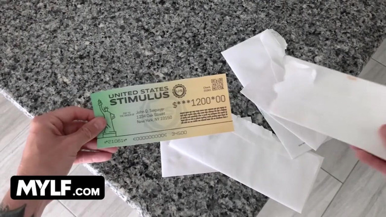 Mylf Official: El sueño del hijastro cachondo de follar el jugoso coño...