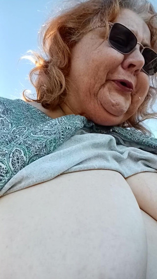 BBW nurse Vicki adventures with friends: Pause fumée à la plage ! J'ai fait une promenade sur la...