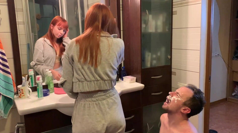 Petite Princesses Femdom: Рыжая девушка чистит зубы и плюет рабу в рот - женское доминирование и унижение в любительском видео
