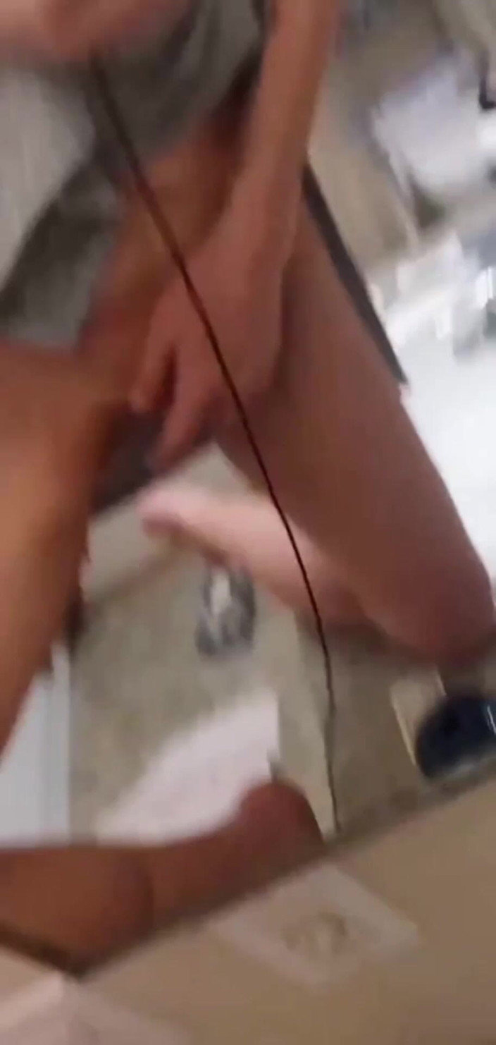 Sinful Sunday: Orgasme intense sur mon comptoir de salle de bain
