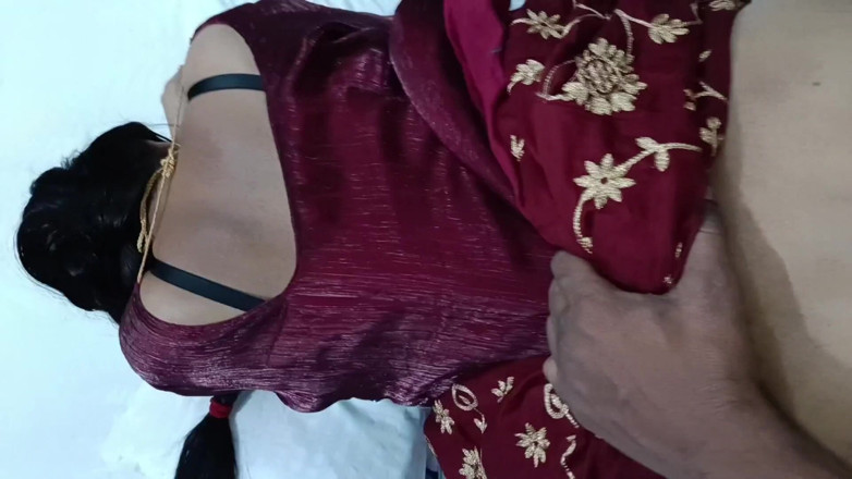 Vamika: Indianca tamilă Bhabhi Vamika a fost futută pe la spate