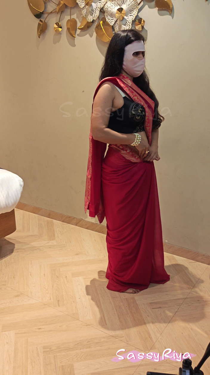Sassy Riya: Sassy riya saare पहने हुए