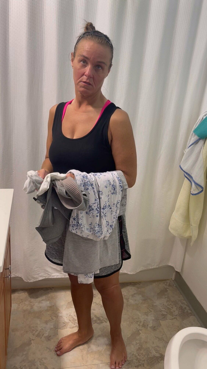 Sweet Marie: Rijpe vrouw uitkleden en kont spreiden en spelen met haar...