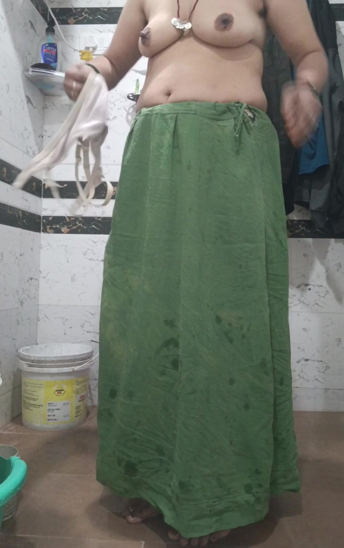 Priyahot77: Ateşli banyo arka taraf priya bhabi