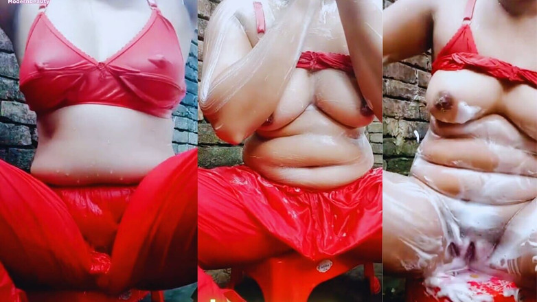ModernBeauty: Открой Красный Шальвар Камиз во время купания. Хорошенькая девушка показывает сиськи и сочную киску, когда она купается.