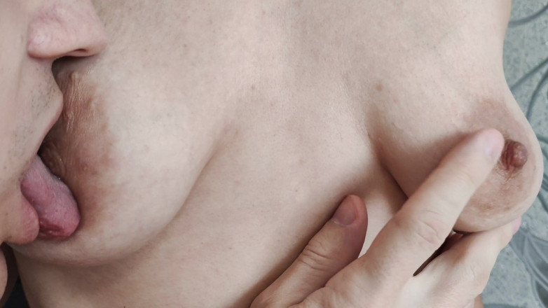Nipple Stock: Figliastro ha notato la maglietta bagnata della matrigna e succhiato...