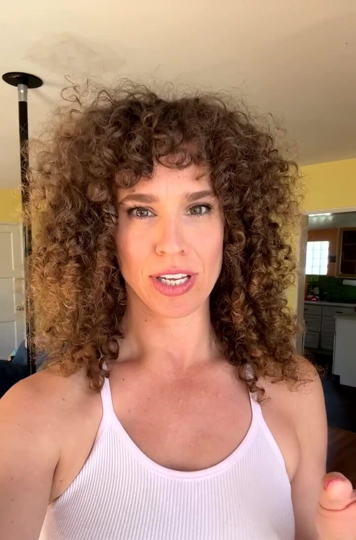 VibeWithMommy: Hey Guys, 나는 너에게 손을 내미고 Ive가 하고 싶어하는 무언가로 나를 도와줄 것을 초대하고 싶었다