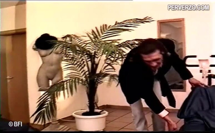 Amazing asses and pussies: La sventola nera domina il suo partner - DVD