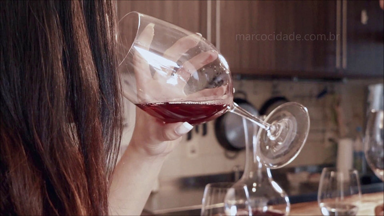 Docedeleite: Une brune sexy baise avec un ami avant la soirée