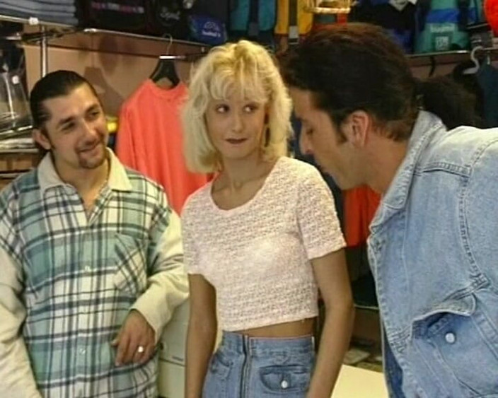 Enjoy German porn: 독일에서 온 섹시한 금발 창녀가 가게에서 구멍을 따먹어