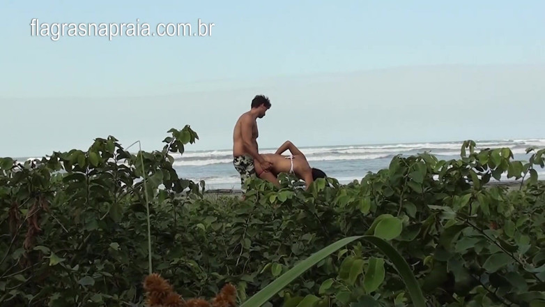 Amateurs videos: O femeie căsătorită îl fute pe prietenul soțului ei pe plajă