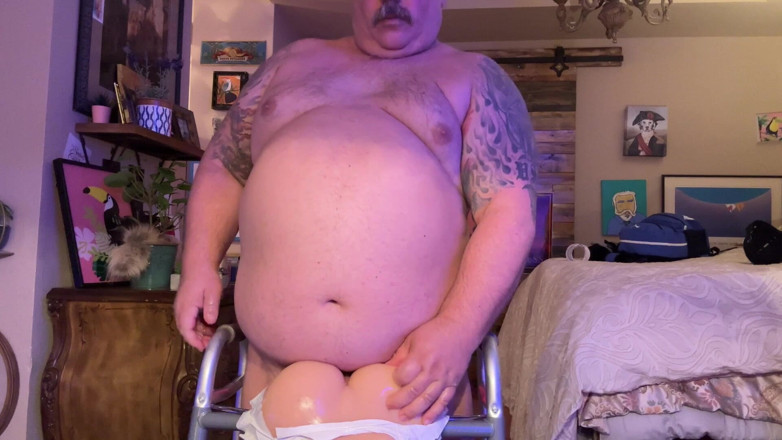 Hand-Free-Daddy-Chub: Il grosso orso baffi si scopa un buco sul suo...
