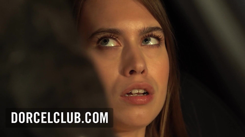 Dorcel Club: Trio et partage de femme sur un parking commun