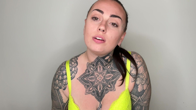 Miss Valentina: Wedgies Only Ev Halkı