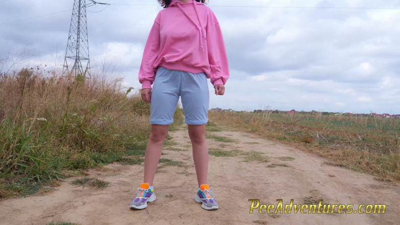 Pee Adventures: Une fille hipster à capuche fait pipi dans son jean et...