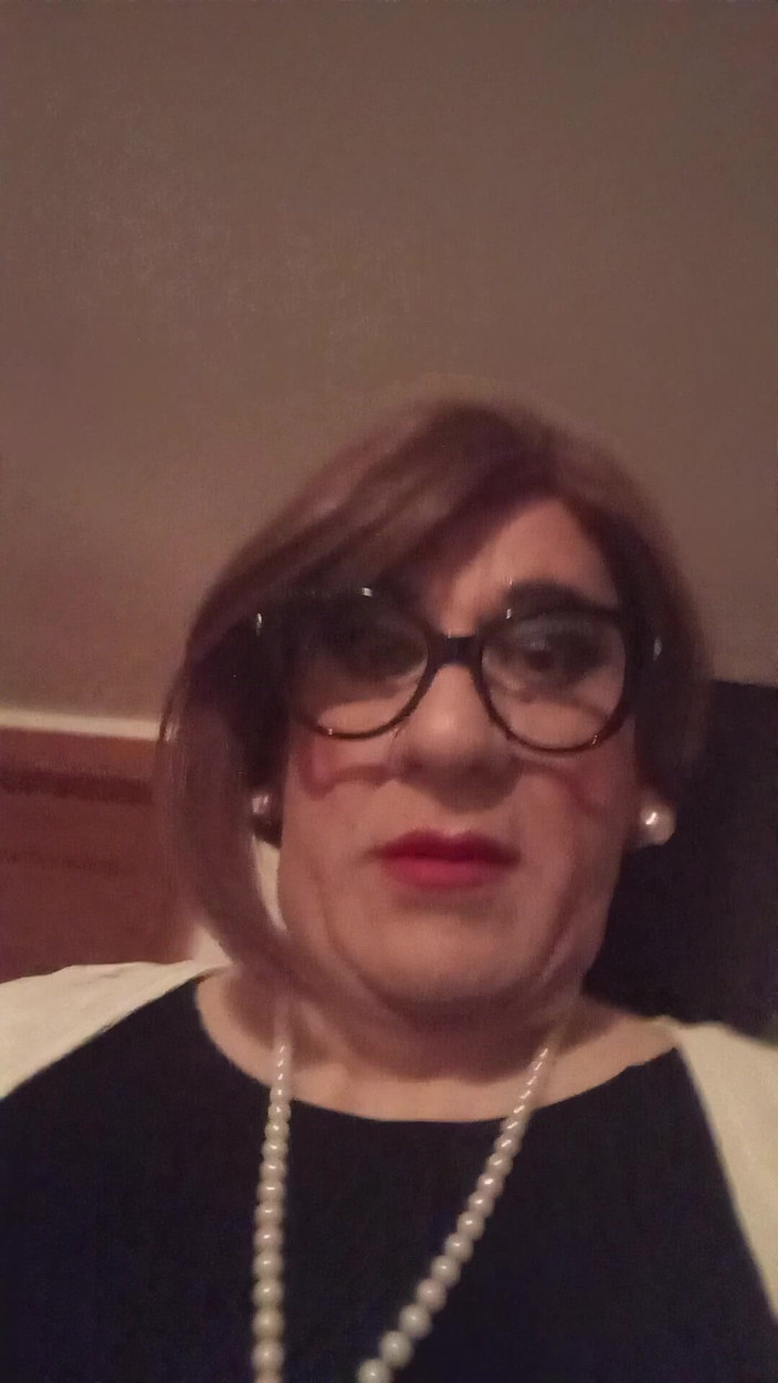 Yusti: Crossdresser chlapec předvádí své křivky před zrcadlem