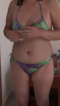Première fois sur la plage avec la demi-sœur de ma femme en train de baiser, grosse éjaculation sur sa chatte poilue