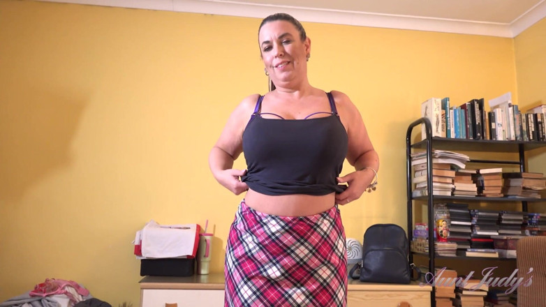 Aunt Judy's: Auntjudys - Deine Vollbusige Stiefmutter Maisie Lewis Erwischt Dich Mit Ihrem...
