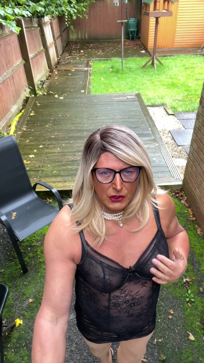 Kellycd2022: Sexig crossdresser Kellycd2022 i svart spetsklänning och tan sömlös strumpbyxor