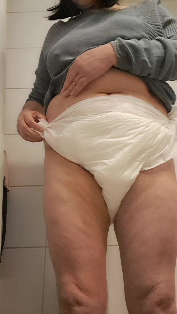 Mommy big hairy pussy: Vợ sử dụng để đi tiểu