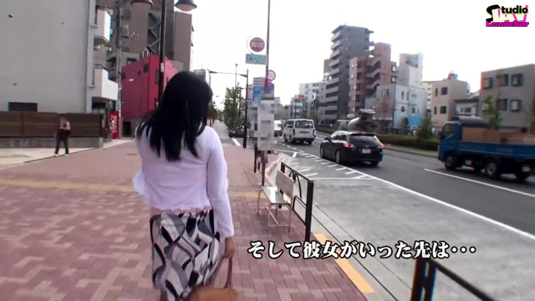 Studio JAV Launcher: 公交车拥挤的热辣 - 已婚女人注意到他们之间的紧张关系 - 场景2