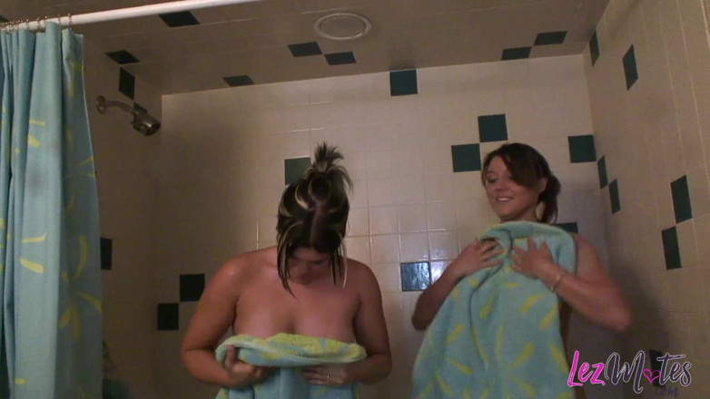 Lez Mates: Chicas morenas tetonas tomando una ducha humeadora juntas