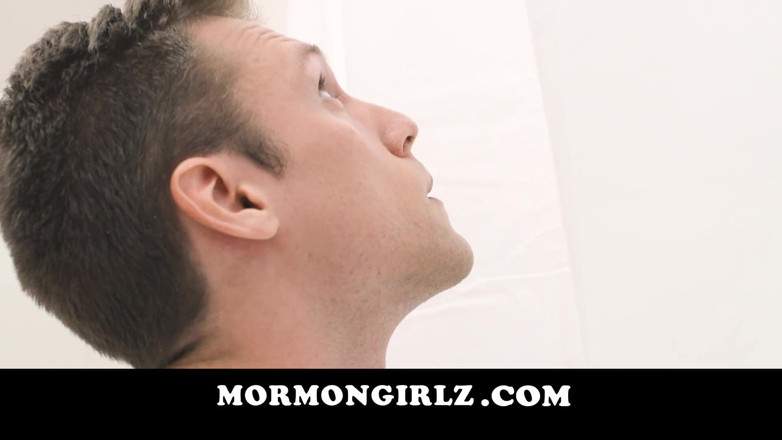 Mormon Girlz: Mormon Girlz- Kyrkans tonåring suger av en stor äldre kuk