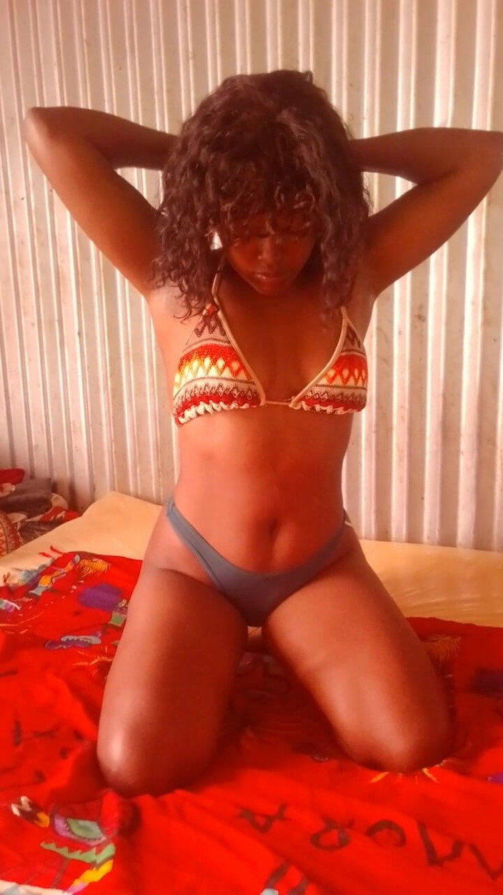 Kakazo shop: La compagna di stanza nera nuda si masturba da sola...