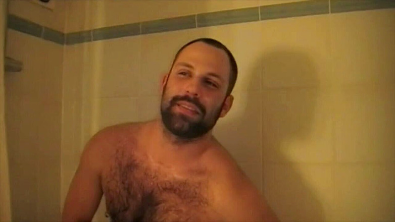 Gaybareback: shauchaalay men bhaaloo dvara chudaee