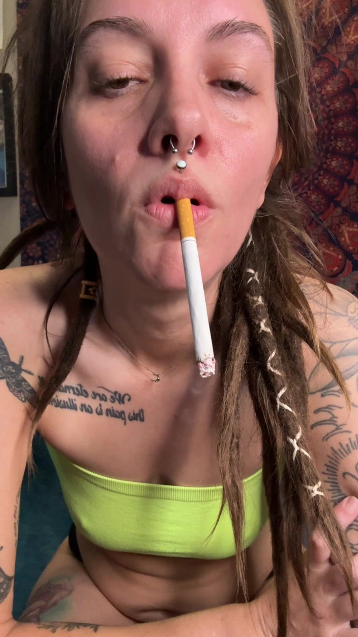 Chery Trees: Fumar milf masturbándose usando bragas negras