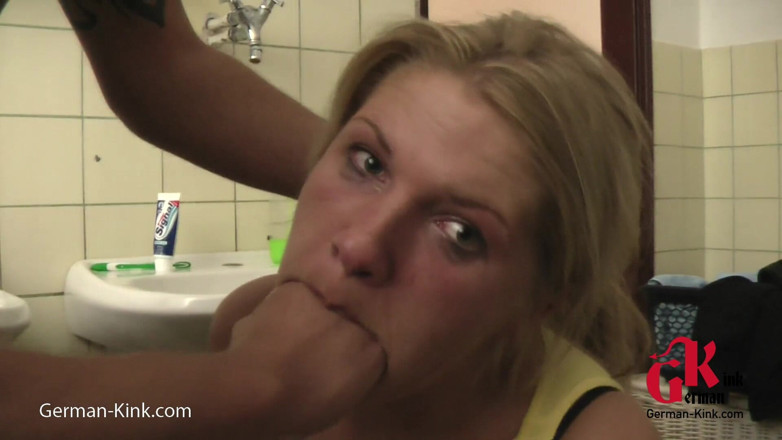 German Kink: 화장실에서 금발 창녀를 위한 딥쓰롯 액션