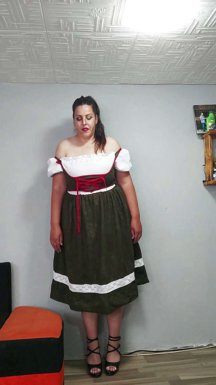 Young_strawberry: Erika Robot está aquí para ti