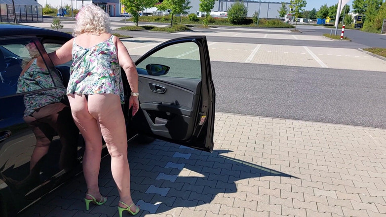 PureVicky66: Une mamie excitée dans la voiture !