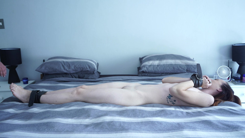 Alicia Robertz: Séance intense de chatouilles avec une brune super chatouillante - rires...