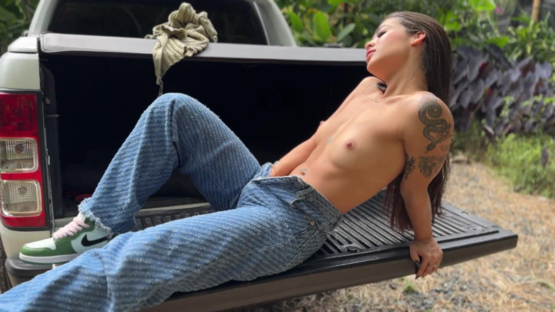 Anna Cherry: Si cantik Colombia yang miang melancap di belakang trak saya!