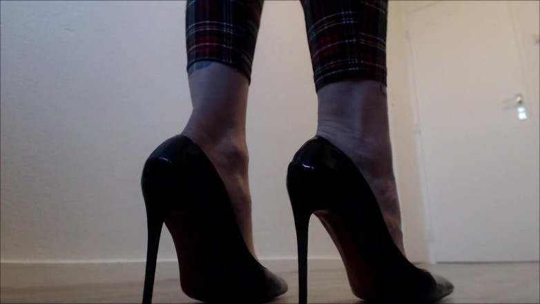 Inkeddutch: Czarno-białe Louboutins bardzo łukowe stopy JOI